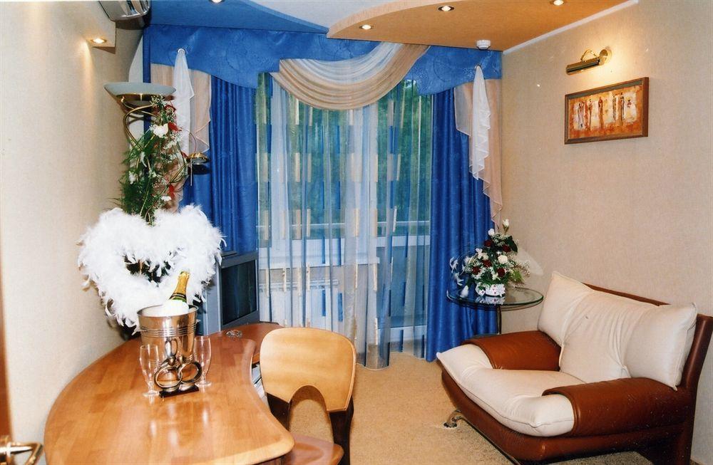 Druzhba Hotel And Restaurant Kharkiv Room photo